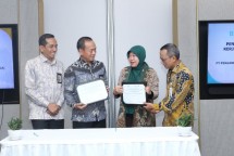 Penandatangan dilakukan oleh Direktur Utama Jamkrida Jakarta Agus Supriadi (dua dari kiri) dan SVP of International & Financial Institusion BSI Anna Kristanti (tiga dari kiri).