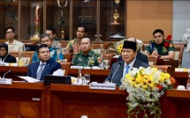 Menteri Pertahanan RI Prabowo Subianto didampingi Wakil Menteri Pertahanan RI M. Herindra, menghadiri rapat kerja (raker) bersama Komisi I DPR