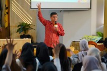 Head of Portfolio Analytical Group PT Bahana TCW Investment Management Budi Hikmat tengah memberikan paparan di kegiatan Goes to Campus yang bertajuk "Literasi Keuangan". Kegiatan tersebut berlangsung di Universitas Trisakti, Selasa (24/09/2024). 