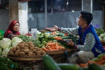 UMKM sayur mayur bertransaksi menggunakan QRIS BRI