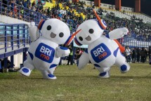 Boneka badut menghiasi Kompetisi BRI liga 1