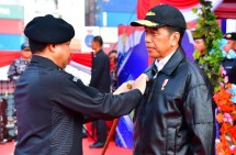 Presiden Jokowi menerima Brevet Kehormatan Hiu Kencana yang disematkan oleh Panglima TNI jenderal Agus Subiyanto di KRI RJW-992