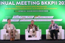 Direktur Operasi SIG, Reni Wulandari (kanan) saat memberikan paparan pada sesi talk show "Green Industry Conference" dengan tema "Enhancing Process Safety Management & Green Industry Implementation to Strengthen NZE Acceleration" dalam rangkaian acara Rapat Tahunan BKKPII 2024 di Universitas Diponegoro, Semarang, pada Kamis (26/9/2024).