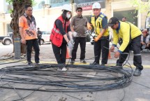 Relokasi kabel oleh petugas