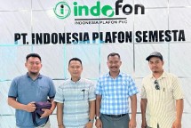 Pemilik pabrik plafon PVC Indofon, Adit Setiawan dua dari kanan