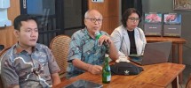 I Ketut Budhyman, Ketua Umum Aliansi Masyarakat Tembakau Indonesia (AMTI) dan Ali Rido, Pengamat Hukum Universitas Trisakti (Kanan) serta Moderator dari AMTI, Momo, dalam Diskusi bersama media soal RPMK, Pemerintah Abai Efek Domino Negatif Pengaturan Kemasan Rokok Polos Tanpa Merek, di Jakarta, ,Selasa, (1/10/2024). 