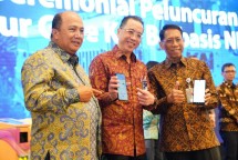 Perjanjian kerjasama oleh Direktur Corporate Banking Bank Mandiri Riduan dan Direktur Utama KAI Didiek Hartantyo