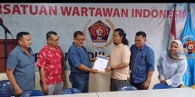 PWI Jaya resmi serahkan SK Kelompok Kerja (Pokja) Persatuan Wartawan Indonesia (PWI) untuk ruang lingkup Walikota Jakarta Timur 