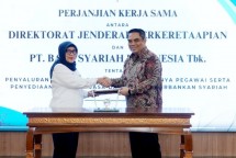 BSI memperkuat kerjasama bisnis dengan Direktorat Jenderal Perkeretaapian Kementerian Perhubungan RI dalam penandatanganan kerjasama payroll. Ditandatangani oleh Direktorat Jenderal Perkeretaapian Jujun Endah Wahjuningrum Sekretaris (kiri) dan Direktur Sales & Distribution BSI Anton Sukarna (kanan). 