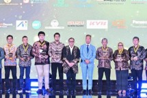 Direktur Operasi SIG, Reni Wulandari (kedua kanan) dan Direktur Utama PT Semen Gresik, Muchamad Supriyadi (ketiga kanan) bersama perwakilan perusahaan penerima Penghargaan INDI 4.0 Tahun 2024 dari Kementerian Perindustrian di Ballroom The Ritz-Carlton Jakarta Pacific Place, pada Selasa (1/10/2024). 