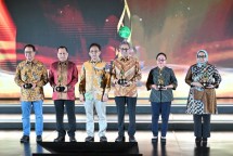  Direktur Operasi SIG, Reni Wulandari (paling kanan) bersama perwakilan perusahaan penerima penghargaan Predikat Terbaik Pengelolaan Lingkungan Hidup Pertambangan Mineral dan Batubara pada ajang Good Mining Practice Award 2024 di Hotel Bidakara, Jakarta, pada Rabu (25/9/2024).