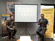 (Ki-ka) Aliang Sumitro, Head Wealth Management Maybank Indonesia dan Romy Buchari, Direktur Perbankan Syariah Maybank Indonesia tampak sedang menjelaskan pengembangan dan inovasi dalam rangka memperkuat layanan Maybank Shariah Wealth Management. Kehadiran pengelolaan kekayaan ini menjadi bentuk perwujudan Maybank Indonesia dalam mendukung pertumbuhan perbankan syariah dengan menghadirkan solusi finansial cerdas dan komprehensif, termasuk berbagai layanan dan produk yang mengakomodasi kebutuhan masya