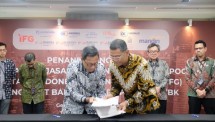 Direktur Keuangan IFG Heru Handayanto (kiri) dan Senior Vice President Government & Institutional II Bank Mandiri M. Wisnu Trihanggodo (kanan) saat menandatangani Perjanjian Kerjasama Layanan Mandiri Notional Pooling. Penandatanganan tersebut bertujuan untuk meningkatkan performa keuangan antar anggota holding IFG, serta memperkuat sinergi antar BUMN. 