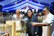 Darmawan Junaidi, Direktur Utama Bank Mandiri saat memperlihatkan Diorama Mandiri Financial Center di PIK 2