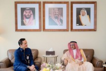 Kepala Badan Pengelola Keuangan Haji (BPKH), Fadlul Imansyah, dalam pertemuan bilateral dengan Duta Besar Arab Saudi untuk Indonesia, Faisal Bin Abdullah H. Amodi, membahas peluang kerja sama investasi yang lebih luas di sektor haji dan umrah. Pertemuan yang berlangsung pada Kamis (3/10) di kantor Kedubes Arab Saudi ini menghasilkan sejumlah kesepakatan penting. 