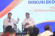 Dewan Penasehat KADIN Hasim Jojo Hadikusumo bersama Ketua Umum KADIN Anindya Bakrie