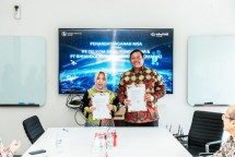 Direktur PT Bhinneka Nusantara Mandiri Nuraeni E. Sudirman (Kiri) dan Direktur Utama Telkomsat Lukman Hakim Abd Rauf (Kanan) pada penandatanganan MSA antara Telkomsat dan PT Bhinneka Nusantara Mandiri 