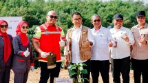 Pj Gubernur Kaltim, Akmal Malik, (ke empat dr kanan) bersama Direktur Utama Kideco, Muhammad Kurnia Ariawan, (ketiga dr kiri) seusai melakukan penanaman pohon di area kerja Kideco, di Kabupaten Paser, Kalimantan Timur