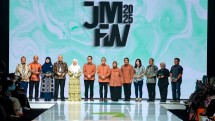 Menteri Perdagangan Zulkifli Hasan (tengah) di pembukaan Jakarta Muslim Fashion Week (JMFW) 2025.