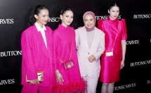 Laura Basuki, Putri Marino, Alyssa Daguise, dan Halima Aden bersama CEO Buttonscarves, Linda Anggrea.