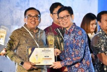 VP Corporate Communication Telkom Andri Herawan Sasoko menerima penghargaan pada ajang Anugerah Media Humas (AMH) 2024 yang diselenggarakan oleh Kementerian Komunikasi dan Informatika RI