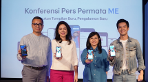 (ki-ka) Riga Sunkara - Division Head of Digital Business Permata Bank, Meliza M. Rusli - Direktur Utama Permata Bank, Djumariah Tenteram - Direktur Consumer Banking Permata Bank dan Morgan Oey - Brand Ambassador Permata Bank dalam peluncuran Permata ME