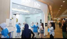 Antusiasme pengunjung klinik baru SKIN+ dan SLIM+ di Living World Pekanbaru untuk mencoba layanan analisis kulit gratis menggunakan teknologi canggih yang ditawarkan oleh Euromedica Group.