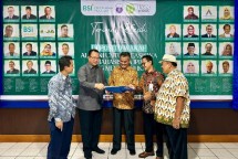 Rektor IPB University Arif Satria (dua dari kiri) bersama dengan SVP Islamic Ecosystem Solution BSI Muhammad S. Habiby (empat dari kiri) berbicang bersama saat pemberian sertifikat Deposito Wakaf BSI