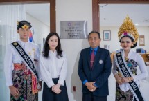 Foto 2: Dr. Ida Bagus Putu Puja, M.Kes. Dekan Politeknik Pariwisata Bali dan Perwakilan dari Daewoong Foundation berfoto di depan BiTP-DF Korean Center.