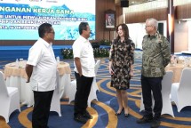 Wakil Direktur Utama Bank Mandiri Alexandra Askandar bersama KKP