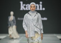 Salah satu model memamerkan koleksi Petally dari Kami di Jakarta Muslim Fashion Week (JMFW) 2025.