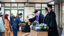 KEPALA BPKH FADLUL IMANSYAH RAIH GELAR DOKTOR DARI UNIVERSITAS INDONESIA