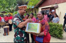 Tim Wasev Pusterad Mabesad lakukan kunjungan pelaksanaan TMMD ke 112 sekaligus menyerahkan bantuan sembako kepada masyarakat di Desa Saporkren, Distrik Waigeo Selatan Kabupaten Raja' Ampat 