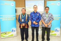 Prof. Dr. Purwiyatno Hariyadi, Ahli Teknologi Pangan IPB saat di pabrik Frisian Flag Cikarang. 