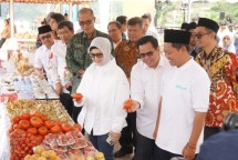 (Kiri-kanan). Peresmian Sentra UMKM BSI di Bedugul diresmikan oleh Direktur Pemberdayaan Zakat dan Wakaf Kementerian Agama Waryono, Kepala Dinas Koperasi, Usaha Kecil dan Menengah Provinsi Bali I Wayan Ekadina, Direktur Compliance and Human Capital BSI Tribuana Tunggadewi dan Pimpinan Baznas RI Bidang Pengumpulan Rizaludin Kurniawan.