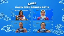 atas dari kiri: Dian Ramadianti selaku Senior Marketing Manager Biscuits Mondelez Indonesia, Khrisma Fitriasari selaku Head of Corporate Communications & Government Affairs Mondelez Indonesia, (bawah ki-ka) Era Soekamto selaku perancang busana dan Nusantara Wisdom Consultant dan Nadine Chandrawinata selaku kain tradisional enthusiast dan public figure dalam peluncuran edisi spesial Oreo Batik.