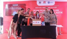 simbolis menyetorkan sampah kemasan plastik Super Indo dan PZ Cussons pada kick off “Poin Pengumpulan Sampah Kemasan Plastik.”