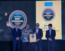 BRI Insurance saat menerima penghargaan