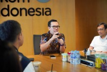 Direktur Digital Business Telkom Muhamad Fajrin Rasyid didampingi VP Digital Business Strategy and Governance Riza A. N. Rukmana saat memberikan pesan motivasi kepada peserta Digistar Class