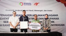 Dirjen IKMA Kemenperin Reni Yanita bersama COO PT Arwana Citramulia Tbk pada saat penyerahan secara simbolis bantuan untuk IKM Pangan