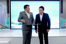 Direktur Utama BSI Hery Gunardi (kanan) bersama Ketua DPP REI Joko Suranto (kiri) saat penandatangan perjanjian kerja sama strategis BSI dengan Real Estate Indonesia (REI) di Gedung The Tower Kantor Pusat BSI 