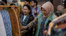 Direktur Pemasaran & Pengembangan Produk PT Pegadaian, Elvi Rofiqotul Hidayah mengunjungi bazaar UMKM pada event BerKRIYAsi