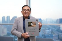 VP Corporate Communication Telkom Andri Herawan Sasoko menunjukkan trofi M360 Digital Nations Awards 2024. Melalui video “Water Management System: Constructing a Sustainable Tomorrow”