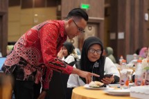  Tim pendamping pelatihan Strategi Pemasaran Digital membantu peserta dalam optimalisasi penggunaan e-commerce dan pengelolaan informasi produk di media sosial di Grand Ballroom Hotel Horison, kabupaten Gresik, Jawa Timur, Jumat (18/10/2024).