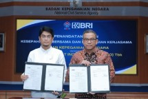 Penandatanganan perjanjian ini dihadiri oleh Direktur Bisnis Wholesale dan Kelembagaan BRI Agus Noorsanto dan Plt. Kepala BKN Drs. Haryomo Dwi Putranto, M.Hum., dan Sekretaris Utama BKN Imas Sukmariah,