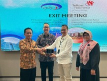 Koordinator Pengawasan Kawasan Industri dan Perumahan BPKP Joko Sutrisno selaku Ketua Tim Assessment (paling kiri), SVP Group Sustainability and Corporate Communication Telkom Ahmad Reza (kedua dari kiri), VP Sustainability Telkom Gunawan Wasisto (kedua dari kanan), dan PGS SVP Risk Management Telkom Rini Fitriani (paling kanan)