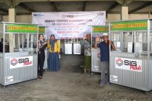 Penerima bantuan Gerobak Kuliner SIG pada acara Serah Terima Bantuan di Desa Rejosari, Kecamatan Deket, Kabupaten Lamongan, Jawa Timur, pada Jumat (18/10/2024).