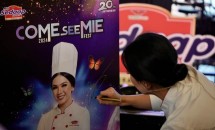 Chef Devina yang hadir bersama Ariel Noah dan Ahn Hyo Seop di acara Come See Mie dari Mie Sedaap.