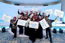 Raut kebahagiaan para pemenang BSI Aceh Muslimpreneur 2024 terlihat dari piala dan hadiah yang diberikan oleh BSI untuk pengembangan usaha kedepan