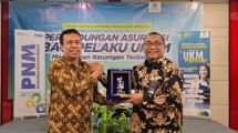 Penyerahan plakat kerja sama PT Asuransi Tokio Marine Indonesia dan PNM yang diwakilkan Muhammad Ali, Chief Distribution Officer TMI (kiri) dan Agus Mulyono, Kepala Cabang PNM Bekasi (kanan)